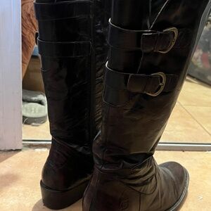 Born mid-calf leather boots